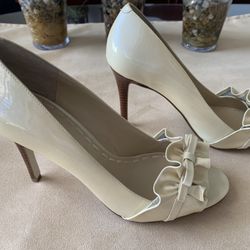 Enzo Angiolini Pump size 7M Patent Leather (Creamy / Ivory color)