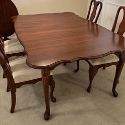 Queen Anne Dining Table with 4 Chairs