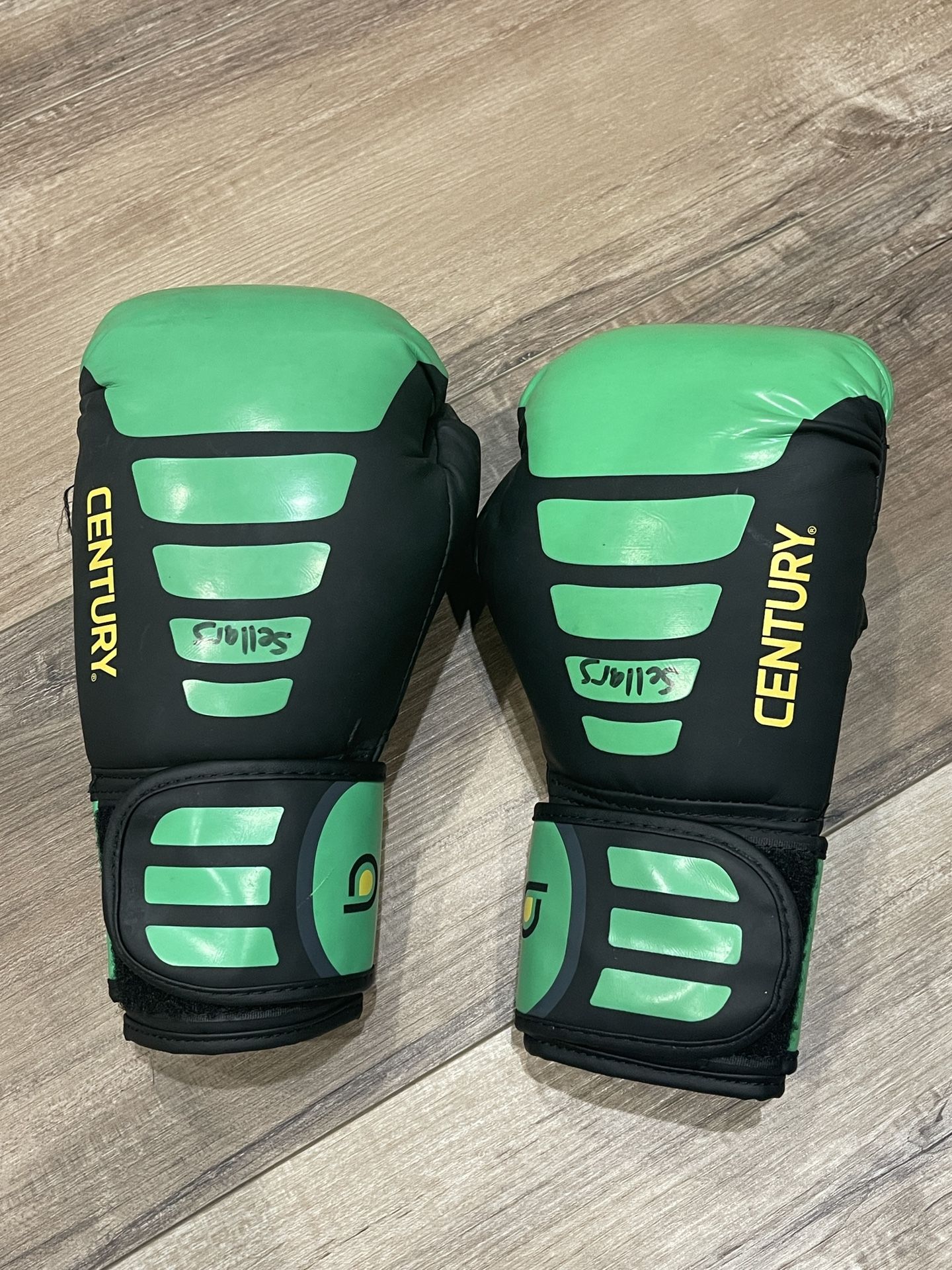 Century brave Youth Boxing Gloves, 6 Oz
