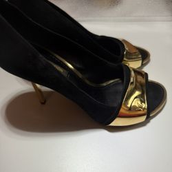 Louis Louis Vuitton with the gold heel really nice real Louis Vuitton just selling them for cheap