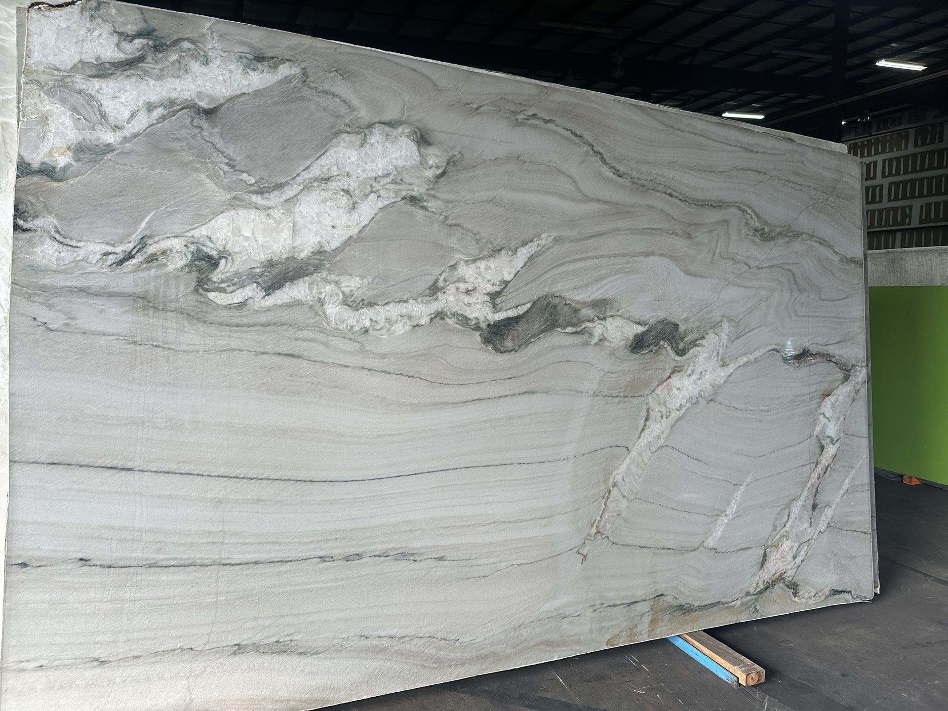 SUPER ELEGANT JUMBO QUARTZITE