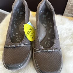 New Bzees Women’s Slip on Wedges/Pump. Size 8 1/2.