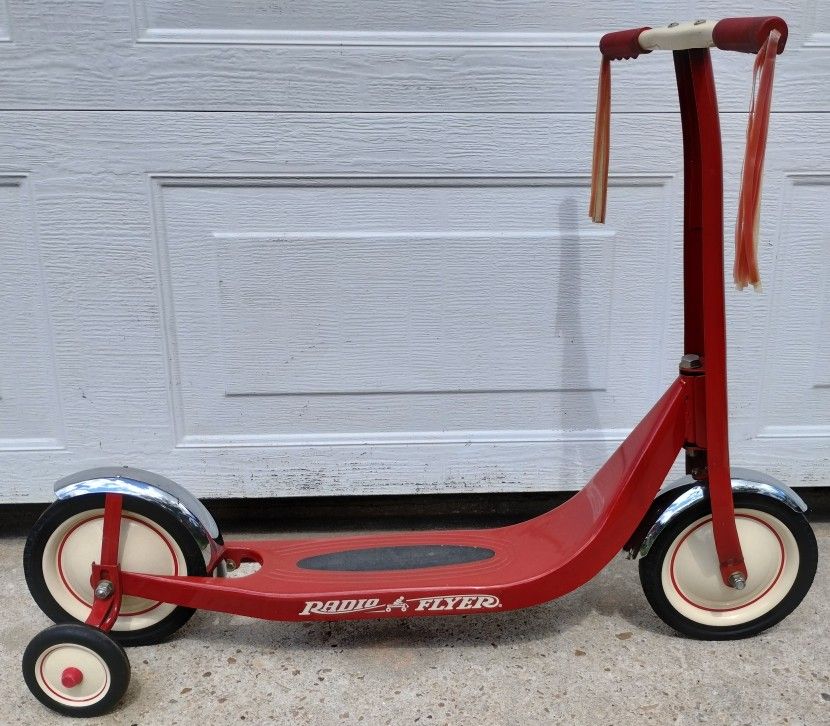 VINTAGE RADIO FLYER SCOOTER WITH TRAINING WHEELS 