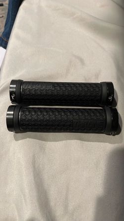 Throne lock on grips