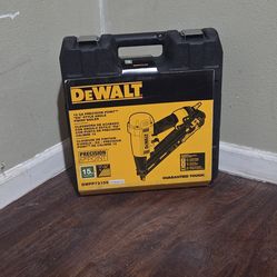 DEWALT 15 GA ANGLE FINISH NAILER  NEW
