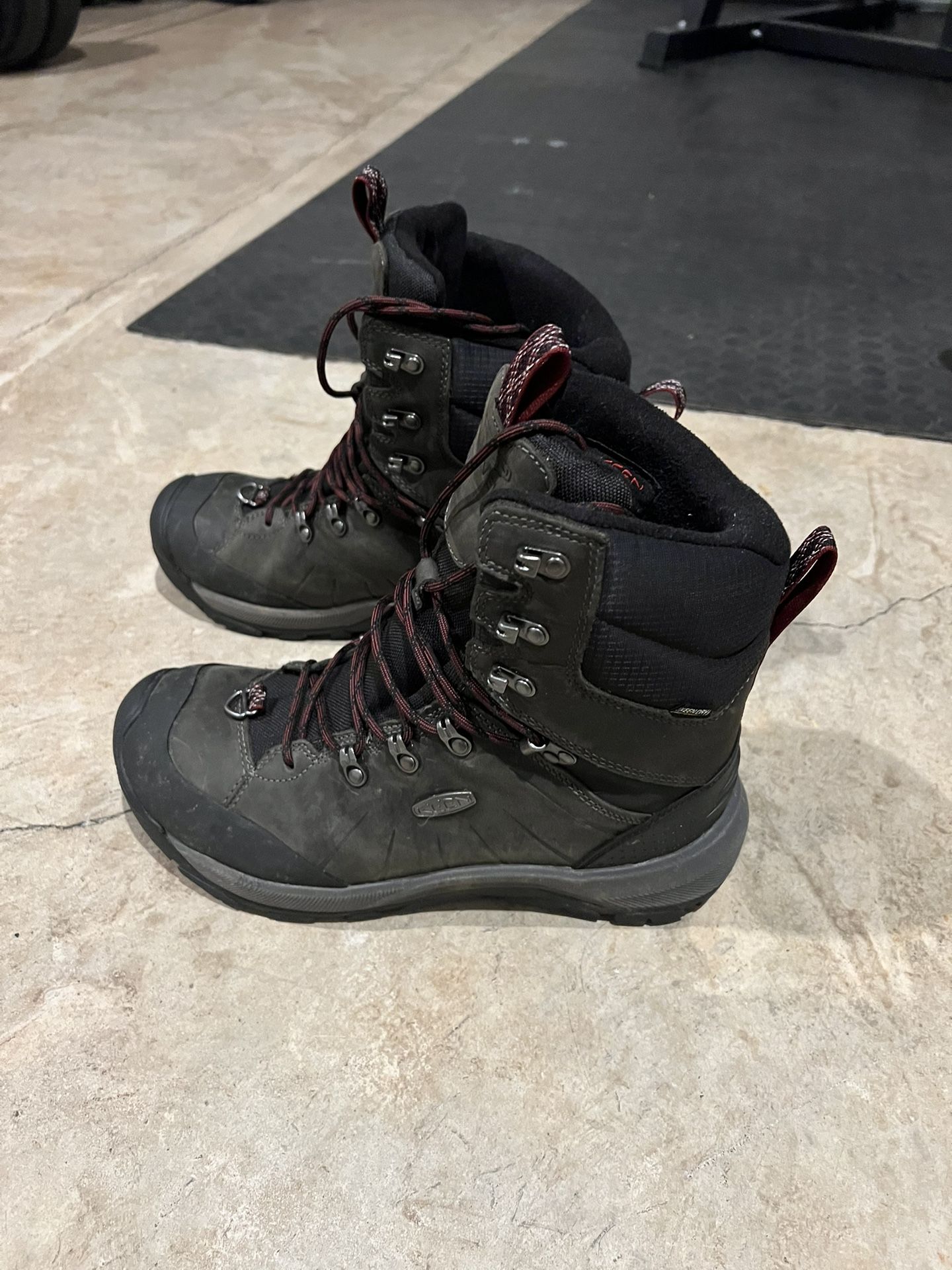 KEEN SNOW BOOTS MENS SZ 9.5!