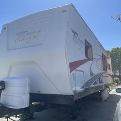 30.5 foot tow trailer camper full bedroom/bath/kitchen/livingroom