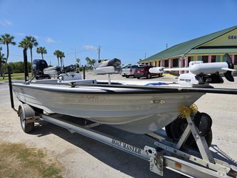 1995 Hewes Redfisher 18 Flats Boat