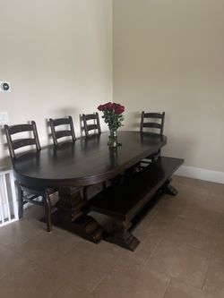 Pottery Barn - Banks Extendable Dining table