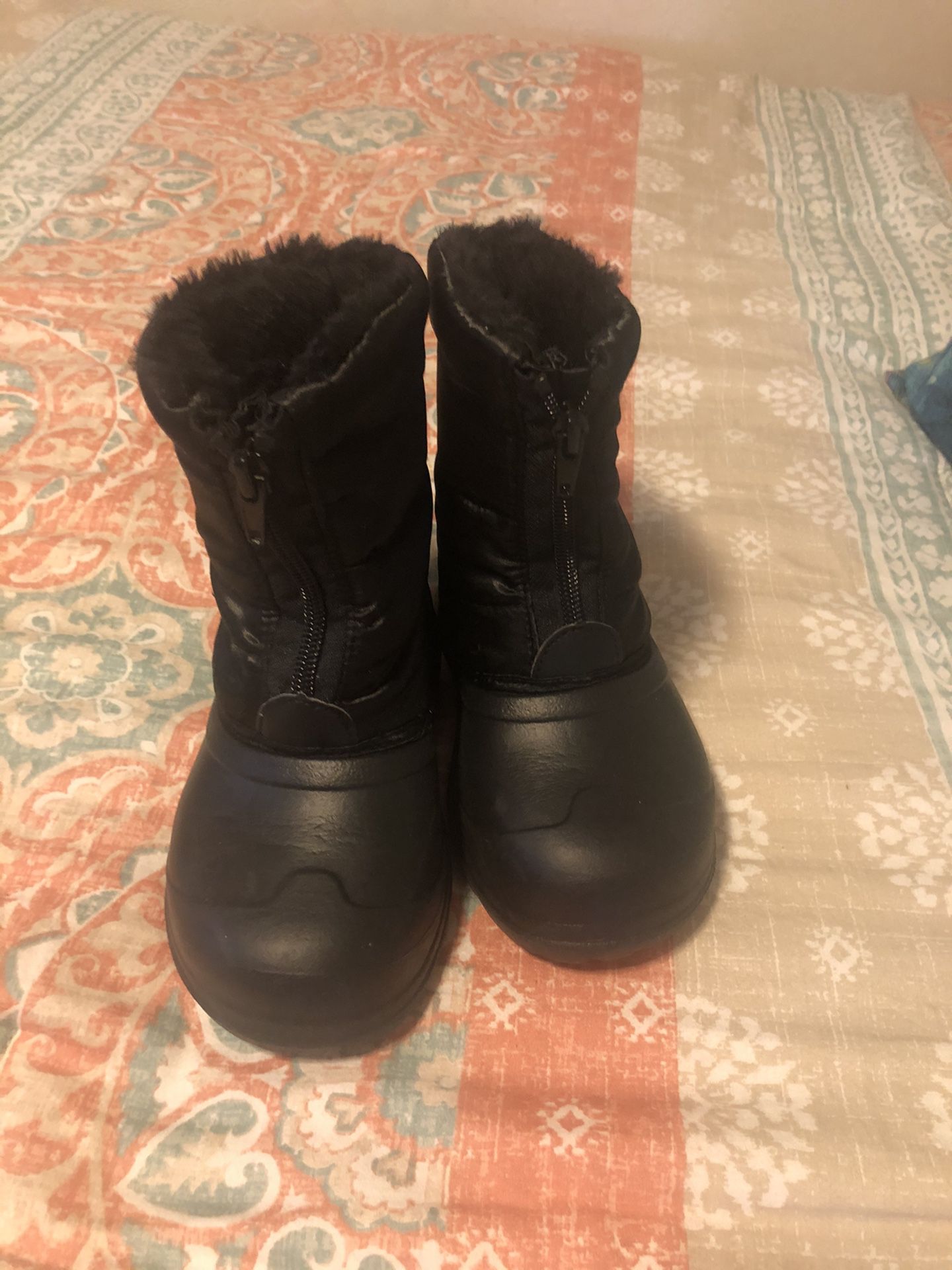 Kids size 10 snow boots