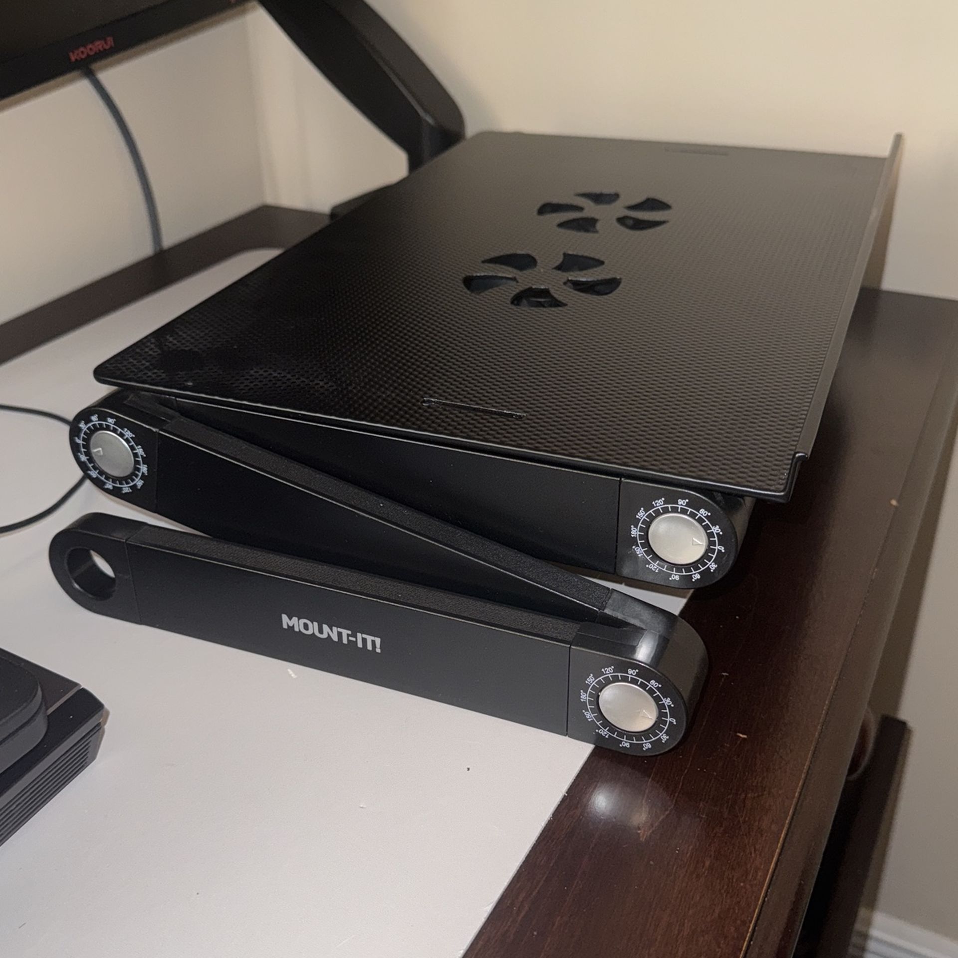 Adjustable laptop stand