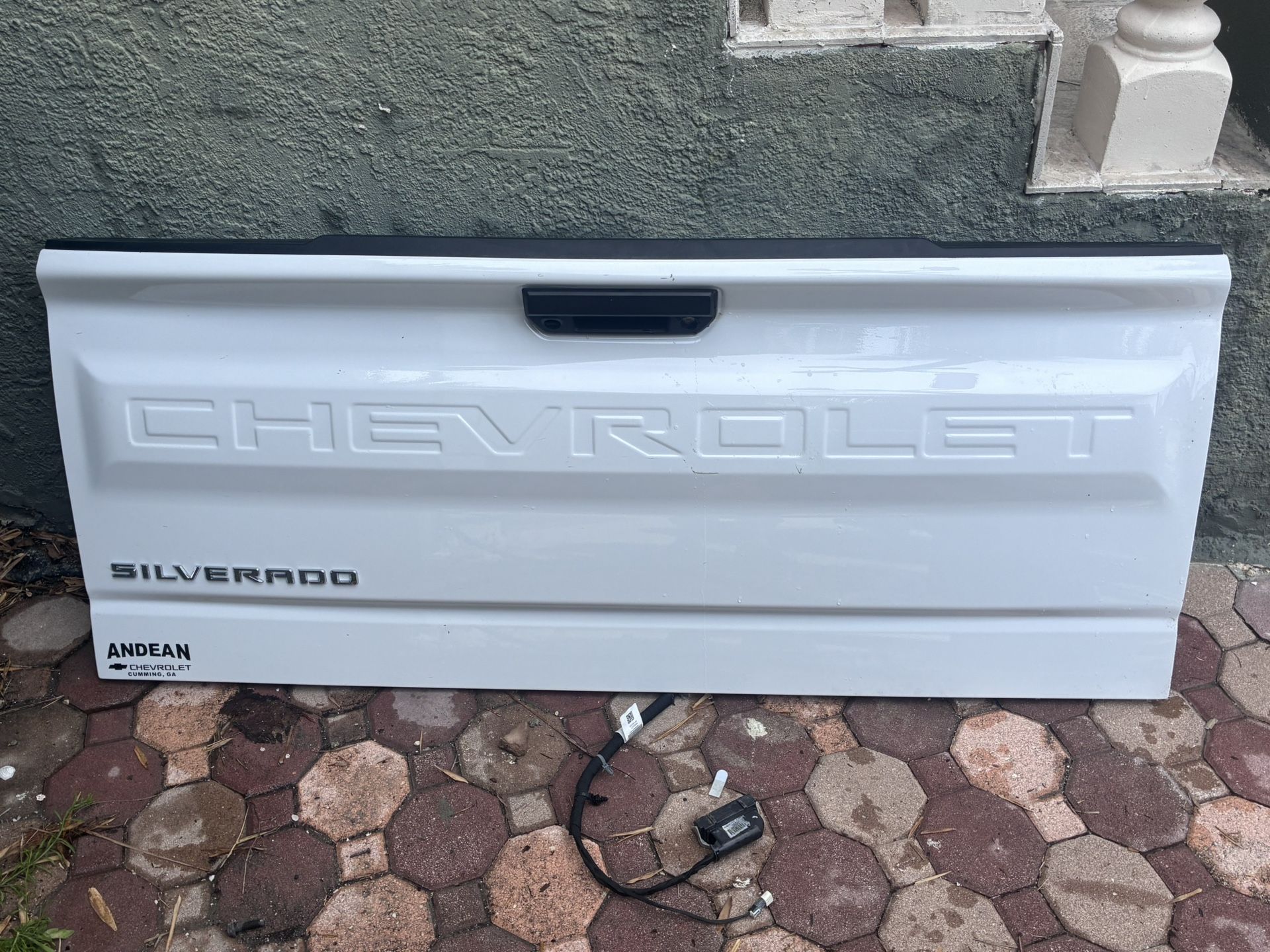 Chevy Silverado Tailgate - White Like New