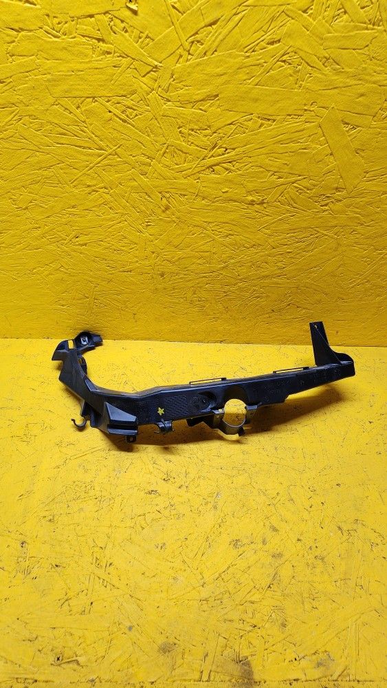 2009-2011 Bmw E90 E91 328i 335i Xi LCi Right Passenger side Headlight Bracket