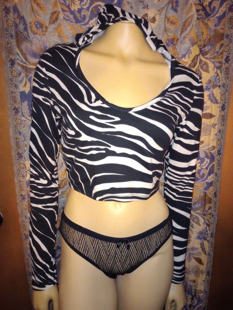 ReVamped Long Sleeve Zebra Striped Hoodie Crop Top, Size Medium