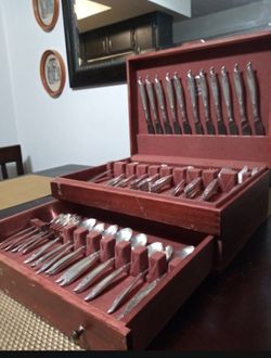 70 Pcs Antique HOLMES & EDWARDS SILVER PLATE IS DEEP SILVER W/ NAKEN SILVERWARE CHEST