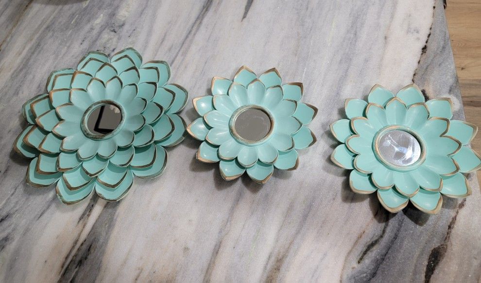 3 decorative wall flowers