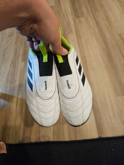 Adidas goletto soccer shoes
Size 4
