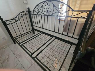 Black Metal Daybed with Link spring