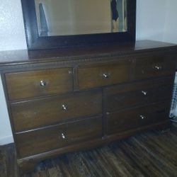 7 Wooden  Drawer Dresser And Mirror 