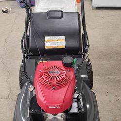 HONDA HRX217 SELF PROPELLED LAWN MOWER. 