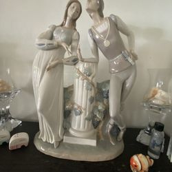 Lladró Romeo And Juliet porcelain 18x11 Inch Sculpture