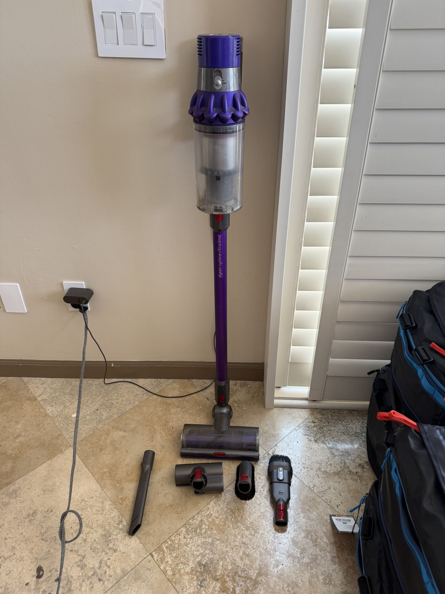Cordless Dyson Vacuum V-10 Cyclone Animal With Attachments