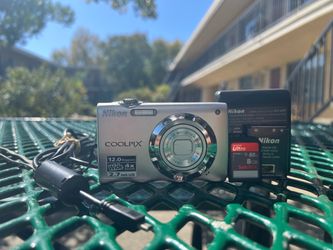 Nikon Coolpix S3000 12MP Compact Digital Camera - Silver