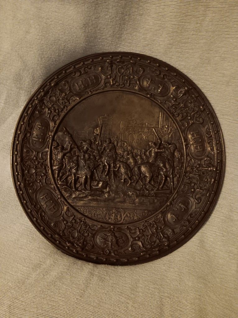 Beautiful Quality Antique 19th C. French Bronze Plate Depicting a Scene of the King & Soldiers Returning to Castle from the War. Very Fine High Relief