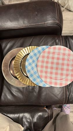 Matching sets of 2 decorative bases for your plates