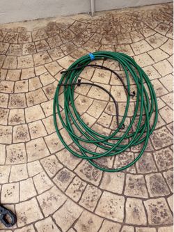 25’ Garden hose 2 basket brackets