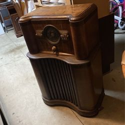 Antique Zenith Cabinet Radio