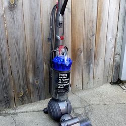 Excellent Condition Dyson Light Ball Bagless Upright Vacuum Cleaner 