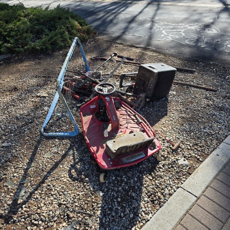 FREE Scrap Metal Poker Table + Chairs