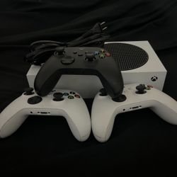 Used Xbox Series S + 3 Controllers 