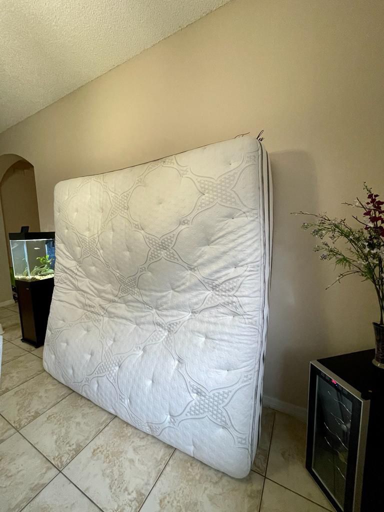 King Mattress Excellent Condition. Located In Orlando Area