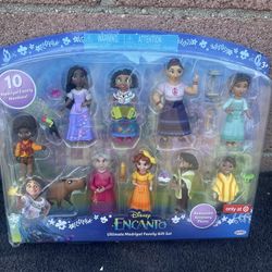 Disney Encanto Ultimate Madrigal Family Gift Set
