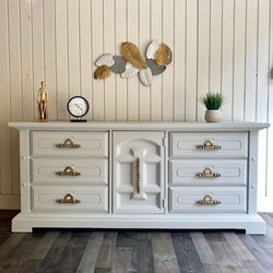 Beautiful wooden vintage dresser American of martinsville, good condition, working well , original handle, in antique white color. Unique design, lot 