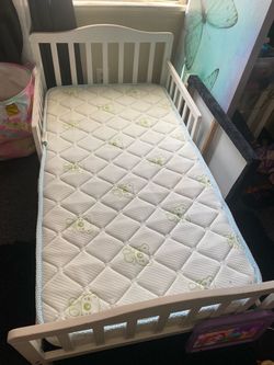 Toddler bed + mattress