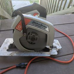 BLACK & DECKER 7-1/4" DELUXE CIRCULAR SAW - RELIABLE WORKHORSE