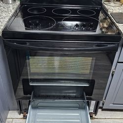 Like new! FRIGIDAIRE 30" black electric stove in excellent condition, 220 volts, 5 elements, works perfectly, you can come and see it connected and wo