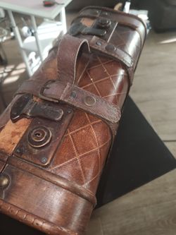 Pittsburg: Decorative wooden suitcase with working latches
