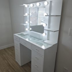 VANITY NEW EXCELLENT TO GIVE AWAY ON FEBRUARY 14 