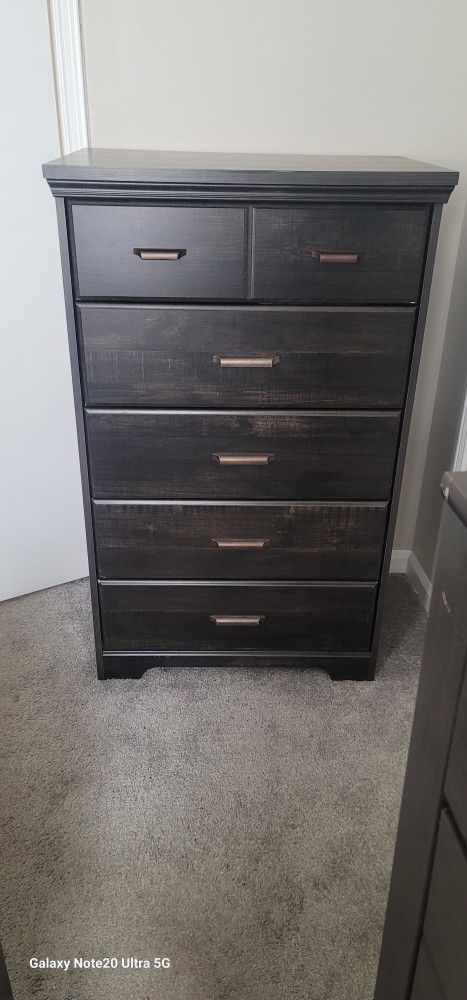 Dresser and Chest For Sale