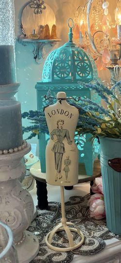 STEIN MART EUROPEAN VINTAGE JEWELRY STAND