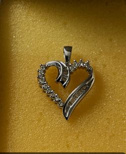 10k White Gold Heart With Diamonds 