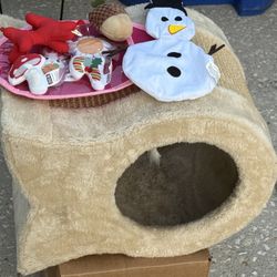 Pre-owned -Very good condition -Fish Shaped Christmas Cat/Kitten Scratcher Plus 8 Pc Toys