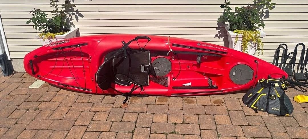 Fishing kayak with accessories Tarpon 100 Wilderness Systems Garmin striker