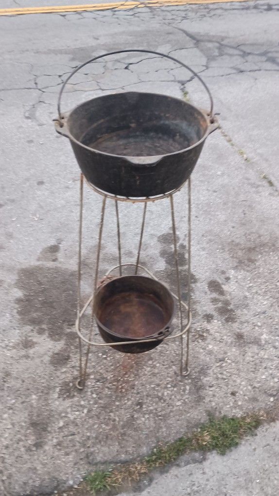 $30 FOR BOTH/ ALL!!! 2 VINTAGE CAST IRON POTS. GRISWOLD #10 D USA & WAGNER SYDNEY AUSTRALIA