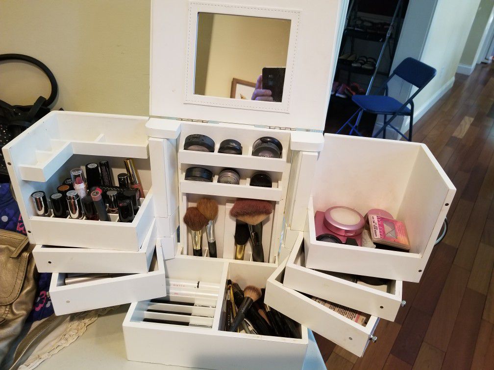 Deluxe Cosmetic Box w/ mirror