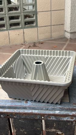 BUNDT PAN